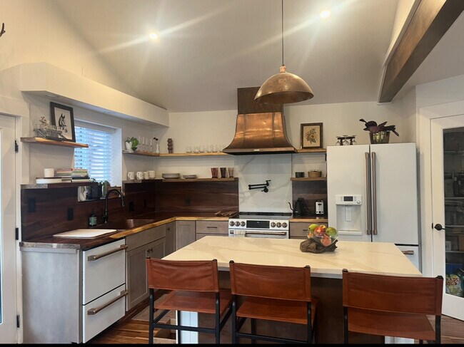 Photo - 230 Cyteworth Rd Unit Main House