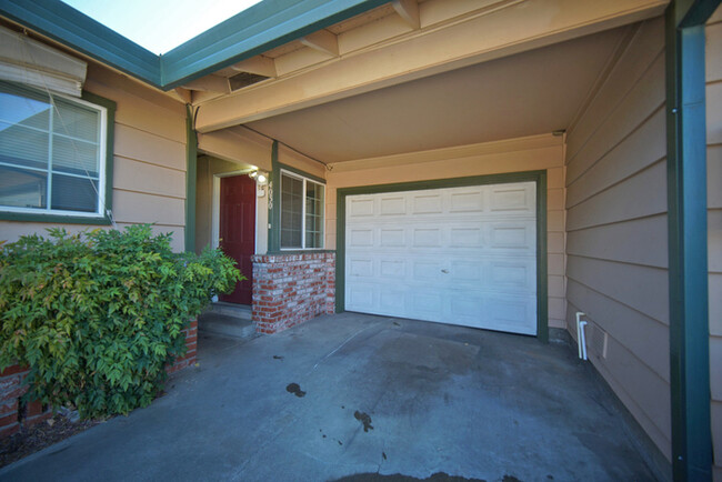 Charming 2-bedroom 1-bathroom in Carmichael! - Charming 2-bedroom 1-bathroom in Carmichael! Casa