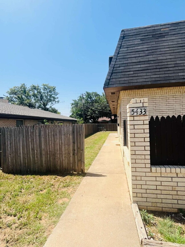 Building Photo - 2 Bedroom Townhome Unit A