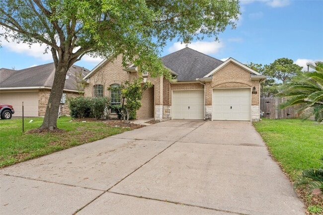 Photo - 407 Livingstone Ln
