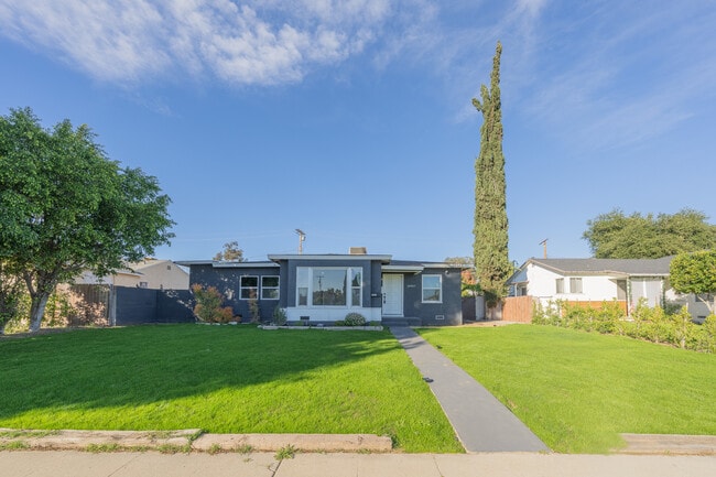 Photo - 14947 Chatsworth St