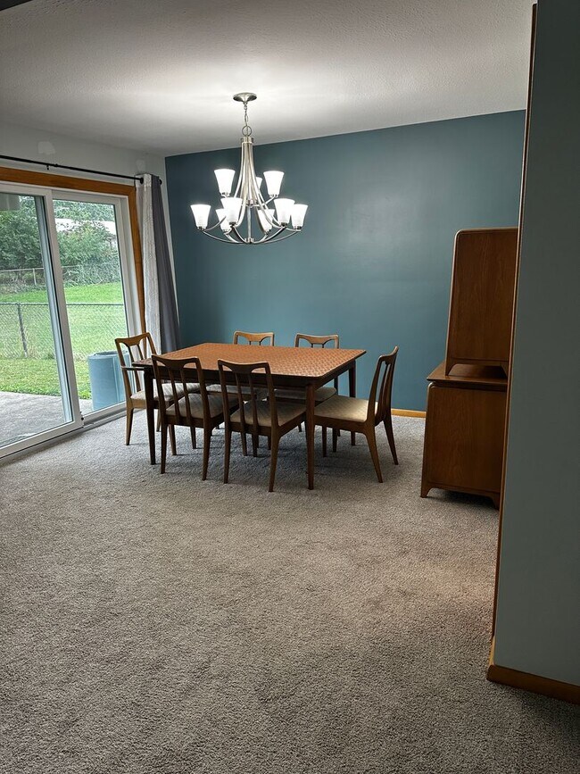 Photo - North Olmsted -5 Bedroom 2 1/2 bath large ...