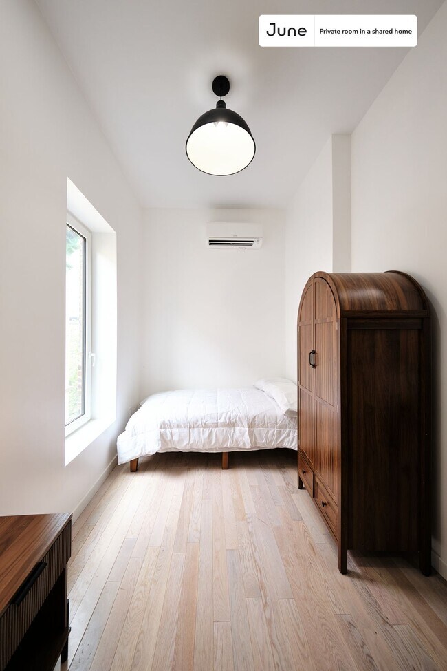 Room in Shared 4 bed/4 bath home in Ditmas Park