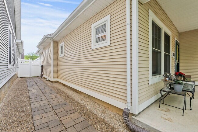 Photo - 160 Towne Center Dr