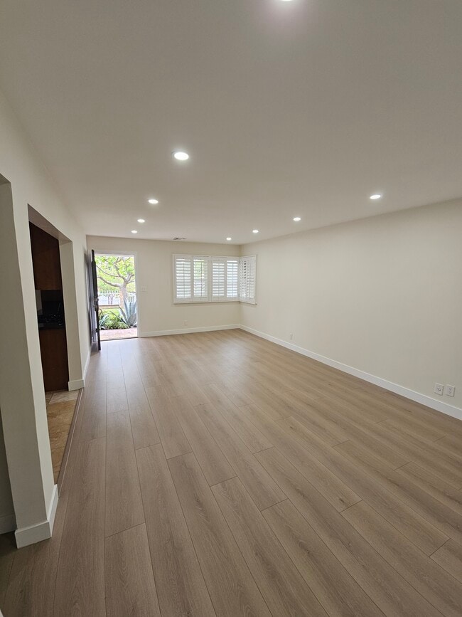 Living room/ Dinning room - 7617 Wentworth St