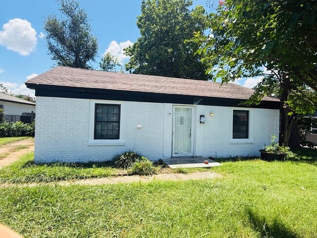 Building Photo - 326 E Harmon Dr