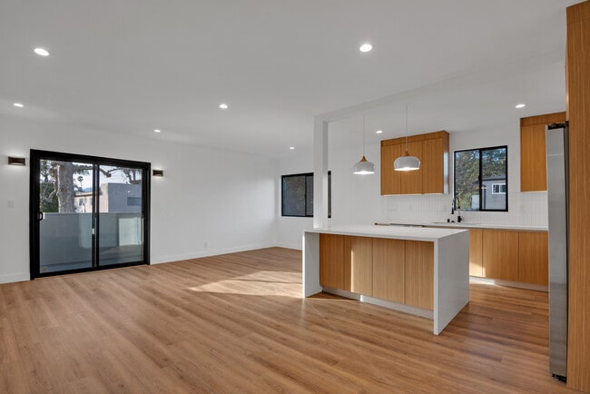 Photo - 950 Havenhurst Dr