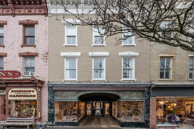 Building Photo - 613 Warren St Unit 2