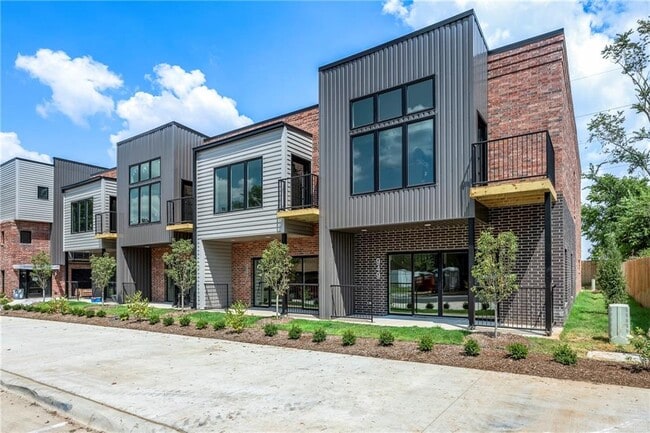 Building Photo - 947 SE 10th St