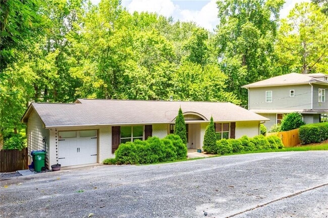 Building Photo - 3014 Skyland Dr NE Rental
