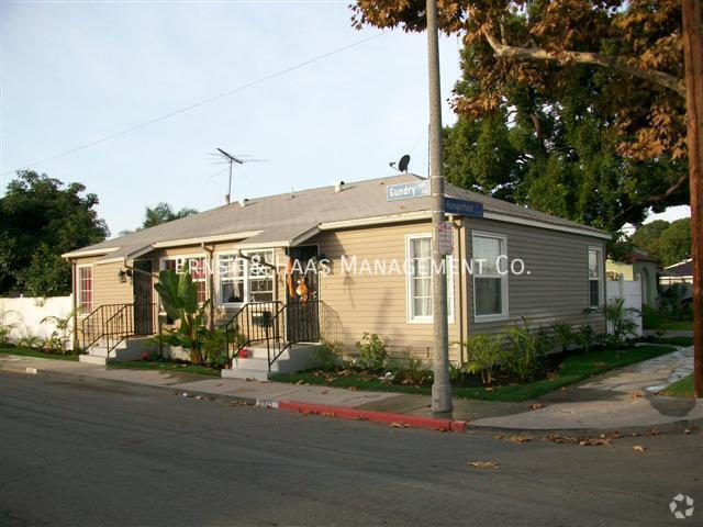 Building Photo - Cozy 1 Bedroom Duplex with Beautiful Hardw... Rental