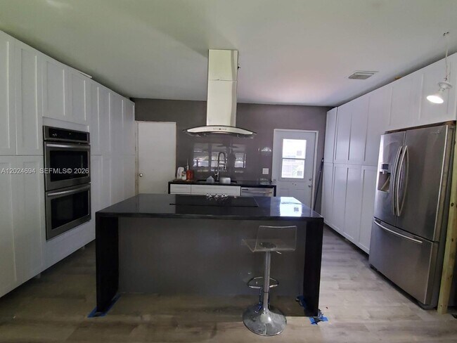 Photo - 1081 NE 166th St