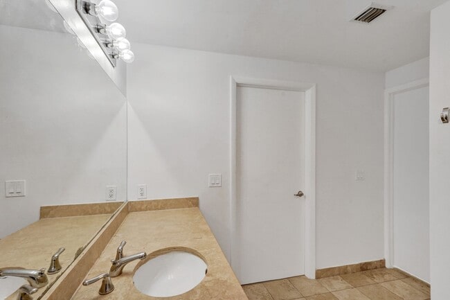 Photo - 1 bedroom and 1 bath condo located east side of Biscayne Blvd Miami Florida