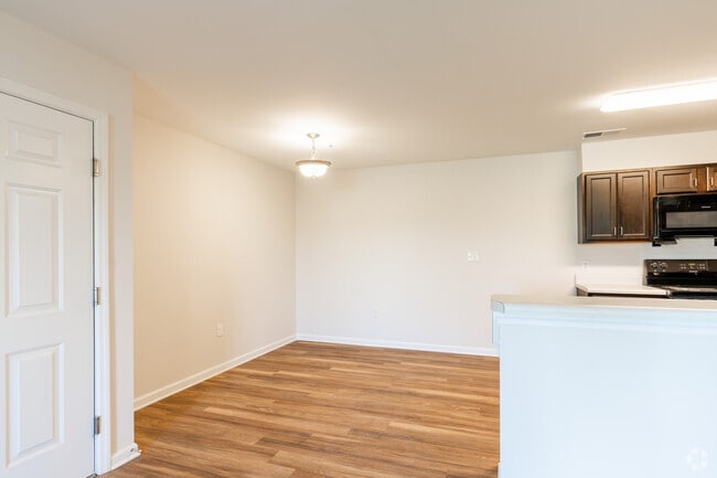 3BR, 2BA - Comedor de 1138SF - Crow Valley Apartments