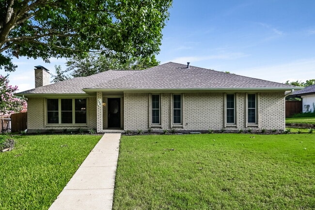 Building Photo - 708 Village Green Dr