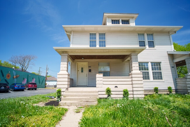 Front of unit - 1920 E Washington St Apartamentos