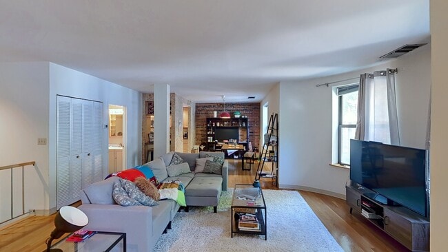 Photo - 84 Gainsborough St