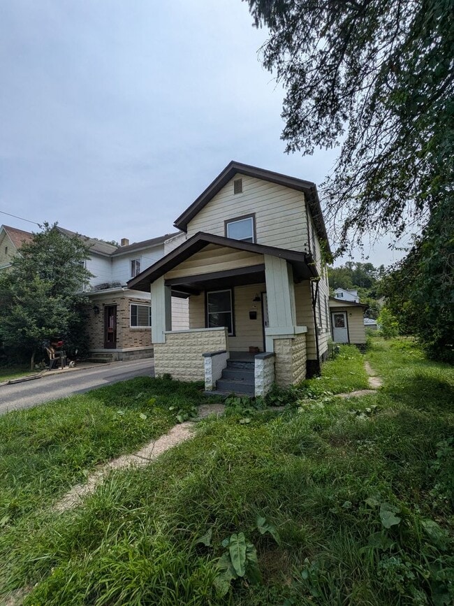 Building Photo - 2 bed 1 bath with 1st floor laundry and of... Rental