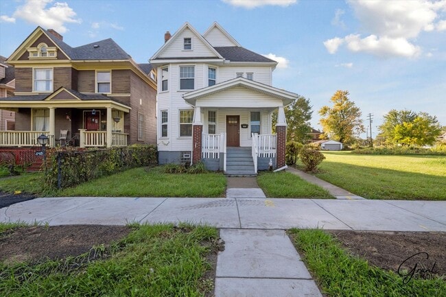 Building Photo - $1650 - Large 4 Bedroom, Renovated Home