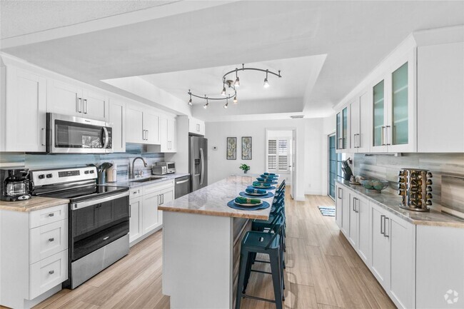 Building Photo - 2628 NE 49th St Rental
