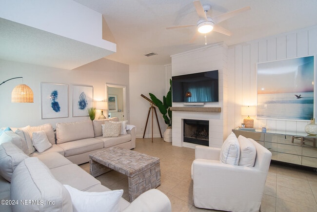Photo - 2402 Seagate Ln N