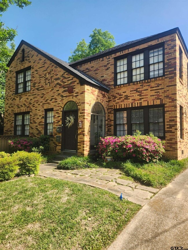 Building Photo - 608 W 3rd St Rental