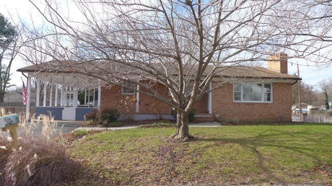 Building Photo - 93 Great Lake Dr