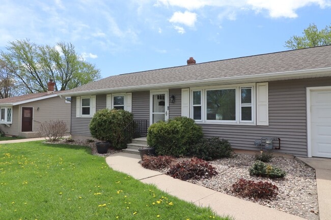 Photo - Charming 3 Bedroom Neenah Home with fenced yard