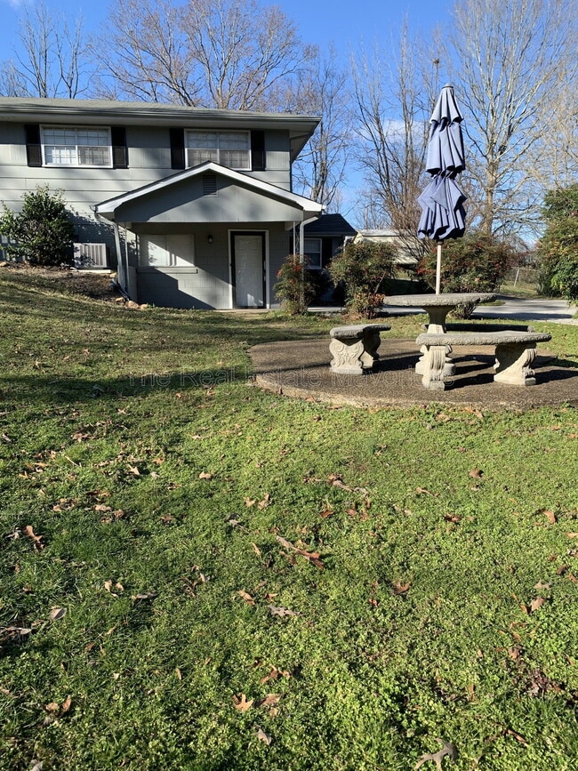 Photo - 409 Longview Dr