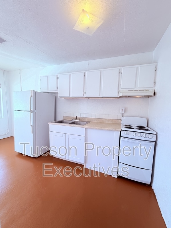 Building Photo - 2411 S 6th Ave