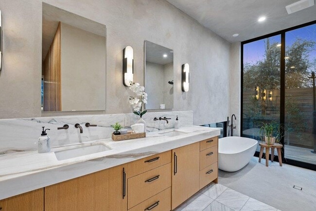 Photo - 910 W Johanna St