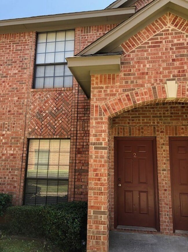 Building Photo - 2 BEDROOM 2.5 BATH TOWNHOME