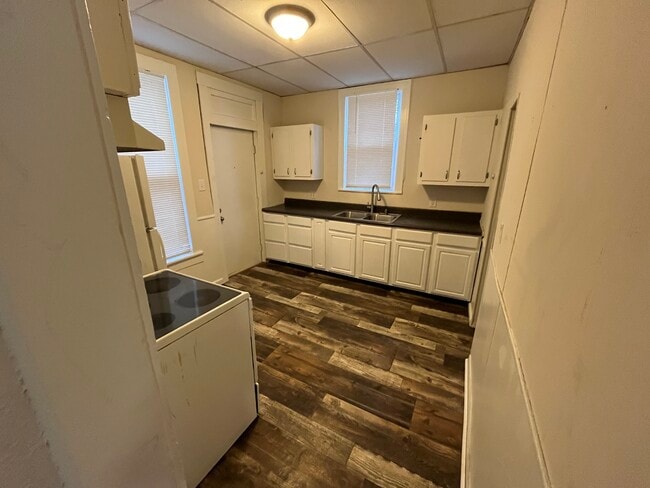 Photo - 830 W Jefferson St Apartments Unit 1