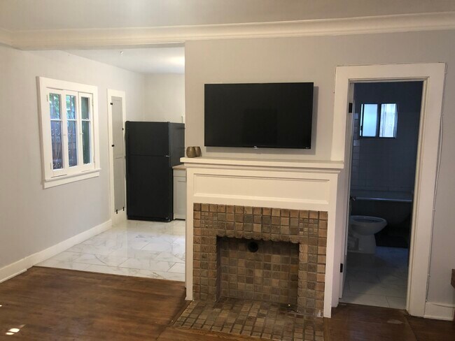 Photo - 5613 La Mirada Ave Unidad 1 Bedroom