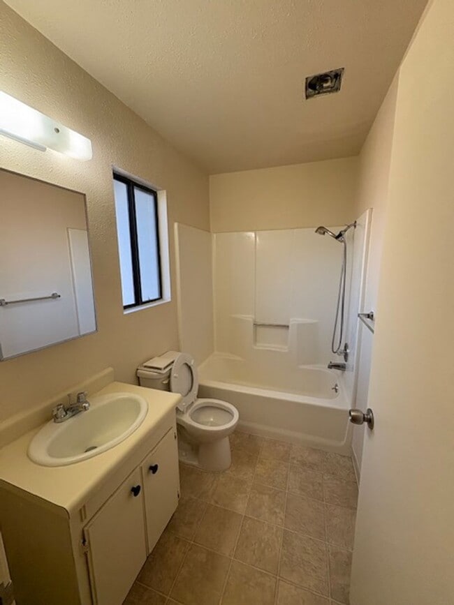 Photo - 1215-1219 Bond St Unit 1215-2