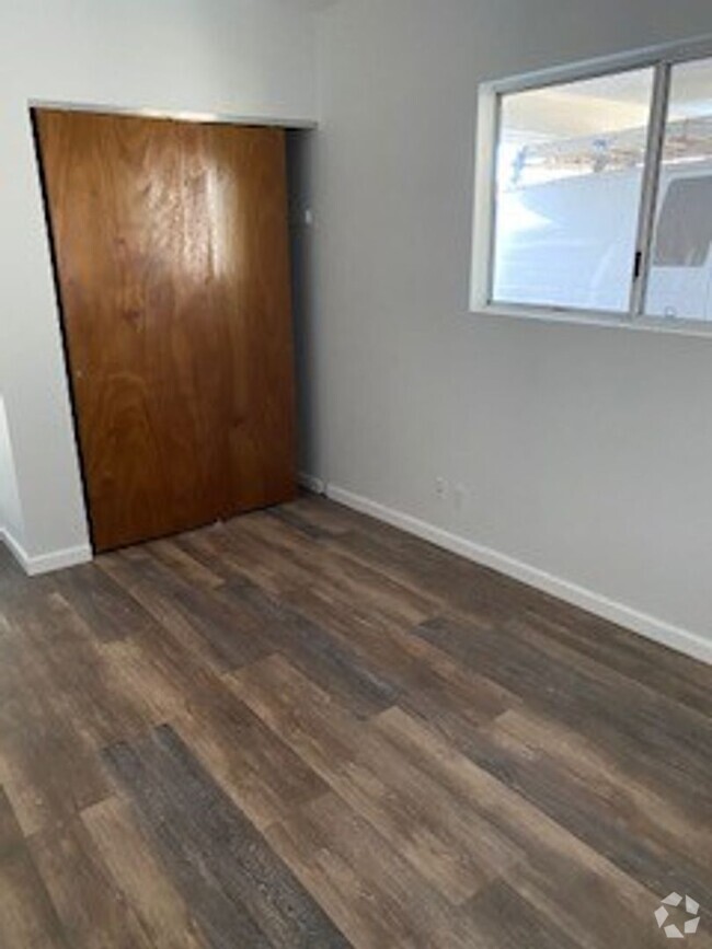 Building Photo - 5 bedrooms 3 bath home in cool Kaumana!