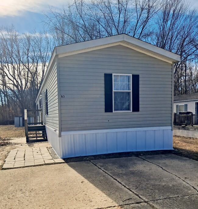 Building Photo - 85 Deerwood Park