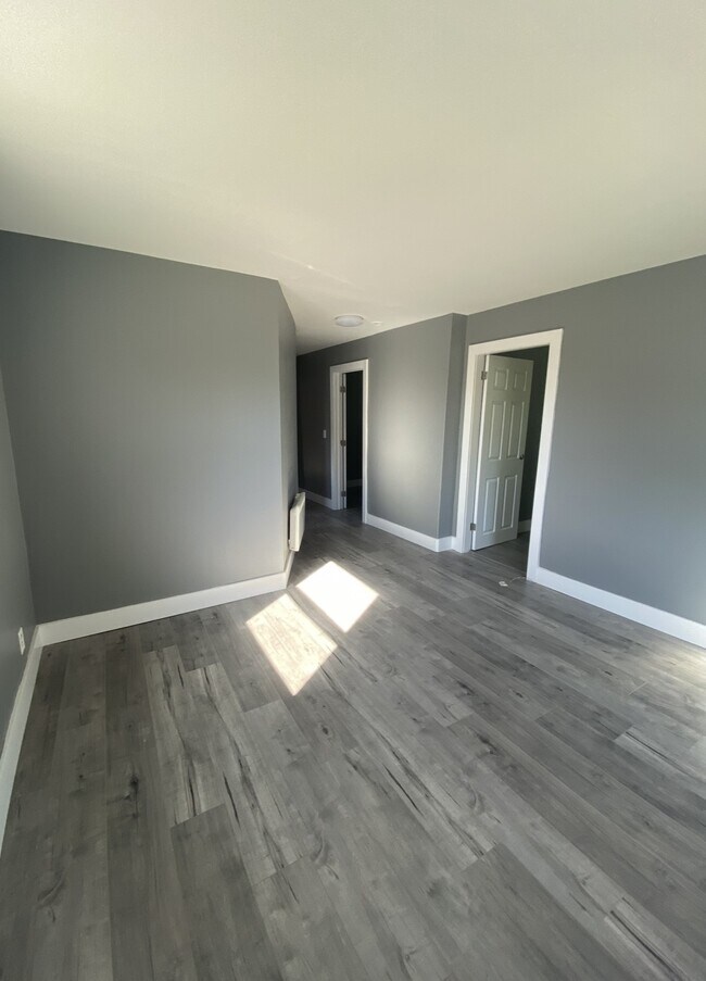 Photo - 998-998 Riverside Dr