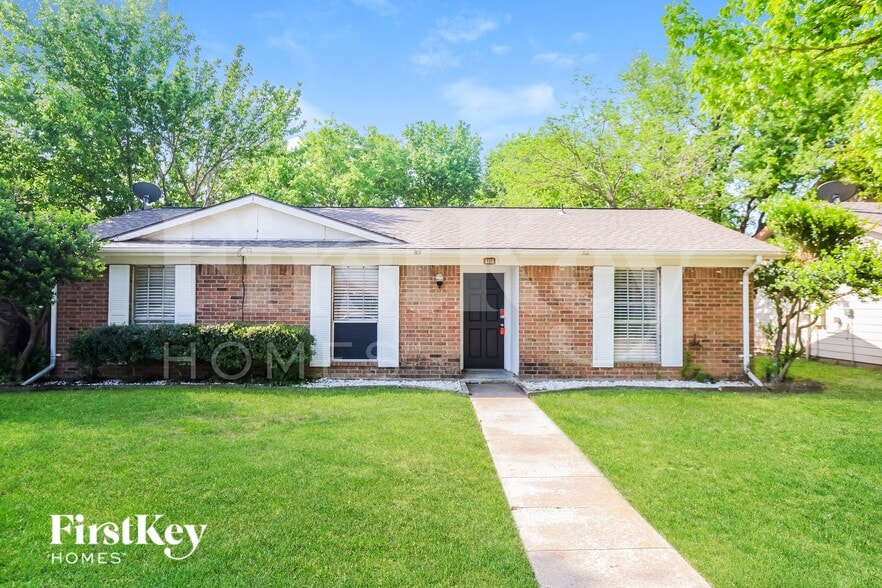 908 Wandering Way Dr