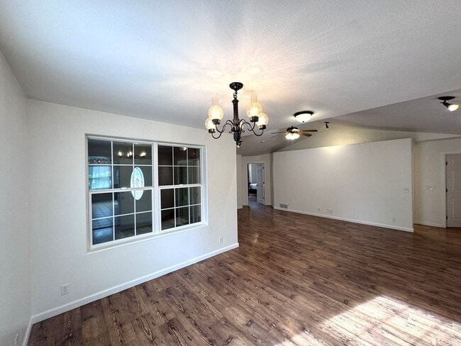 Photo - 2005 8th Ave N