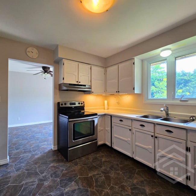 Photo - 3-Bedroom House in Tillsonburg!!