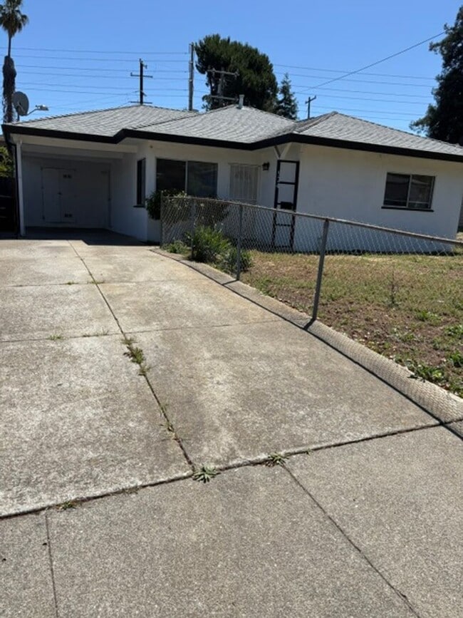 Building Photo - Available 3bd 1 bath