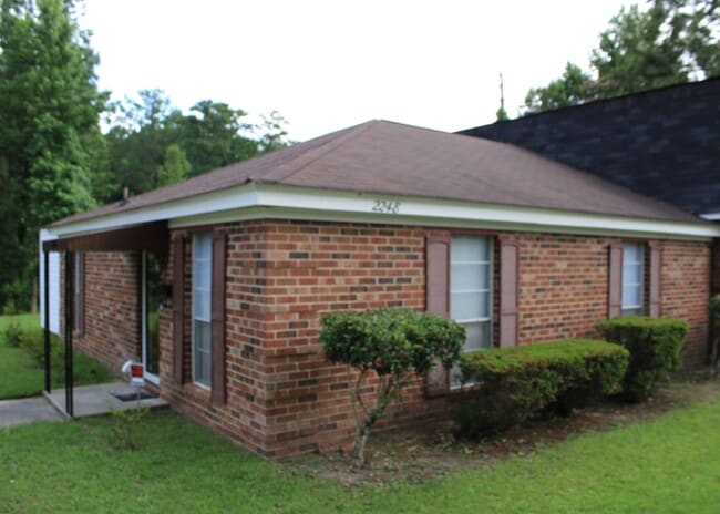 Building Photo - 2 Bedroom 1.5 Bath W/ Formal Living & Family Room