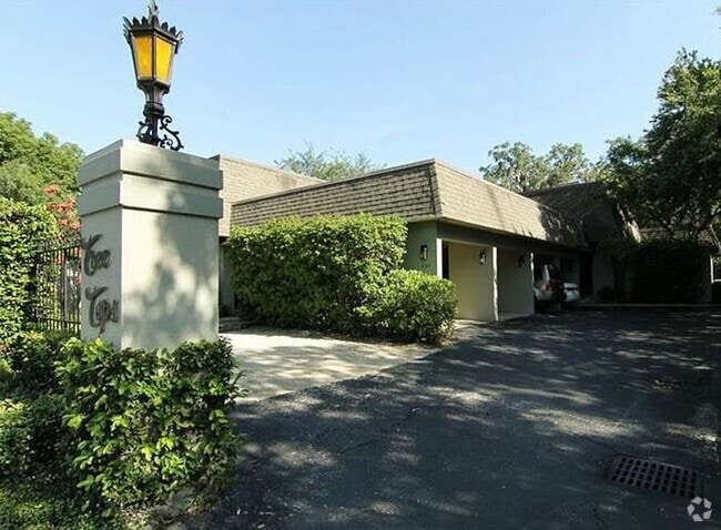 Building Photo - Beautifully updated 2 bedroom 2.5 bath tow... Rental