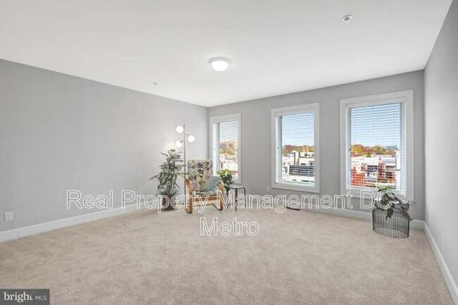 Photo - 927 12th St NE