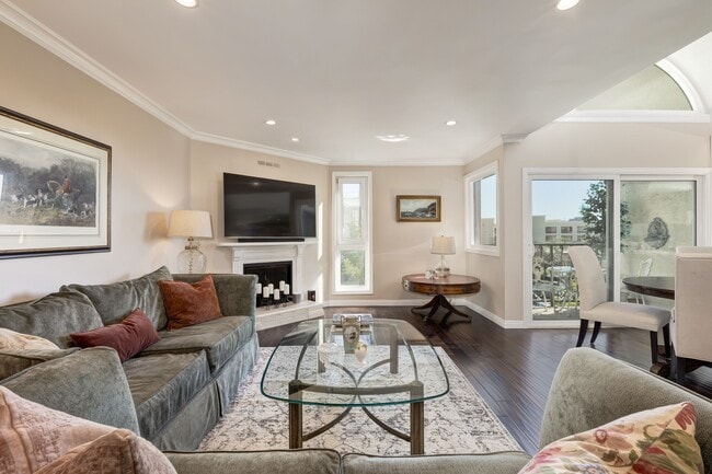 Building Photo - 11789 Montana Ave