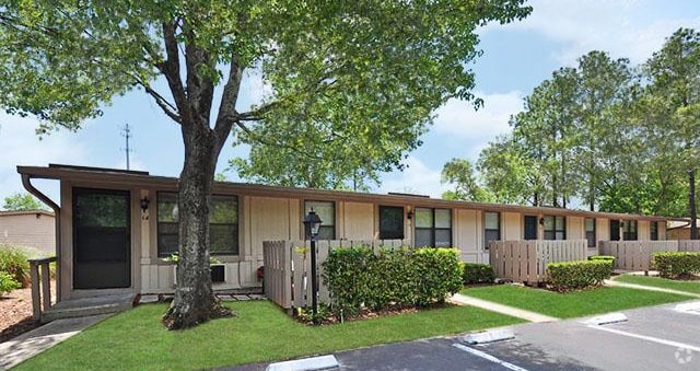 Community - Oak Shade Apartments