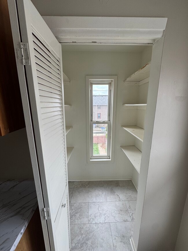 Photo - 305 E Clarence St