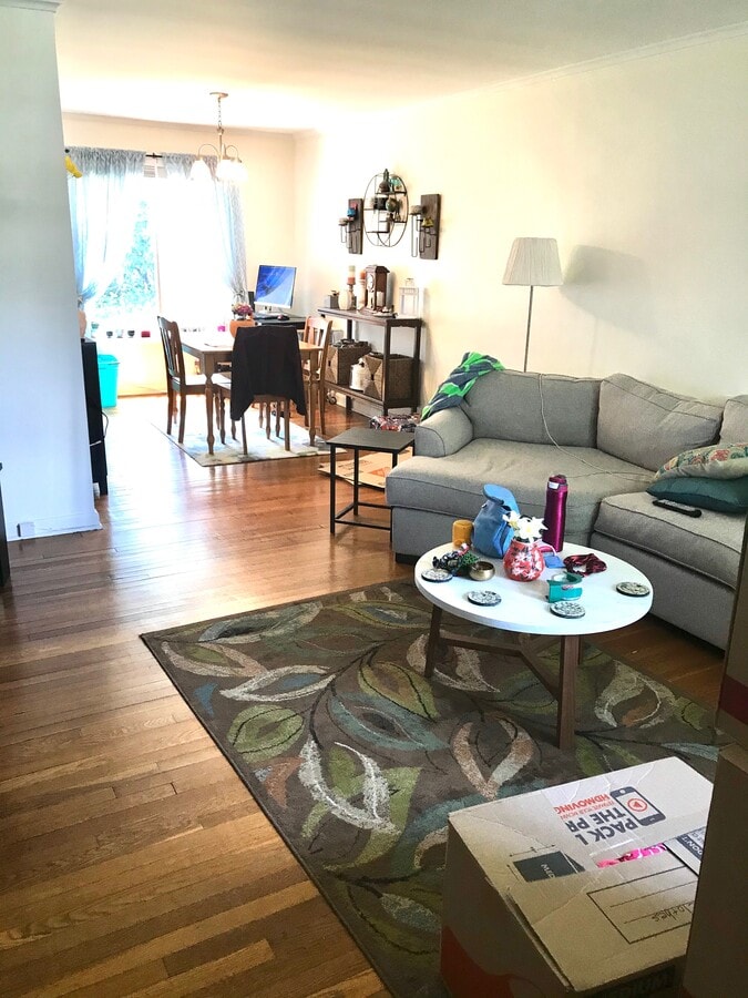 SALA DE ESTAR (unidad contigua: la unidad disponible tiene ventanas adicionales en la pared larga) - 2015 Harwitch Rd