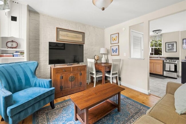 Photo - 310 Millers Ct NE